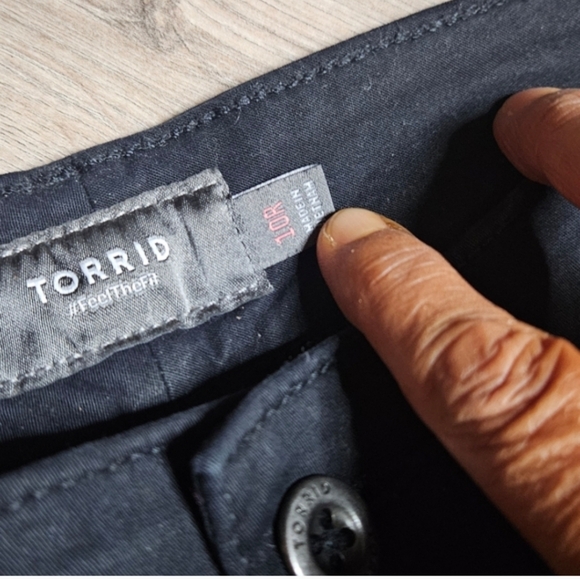 💥Sale💥NWOT Torrid Women's Dark Cargo Pants With Ankle Snaps - Picture 6 of 7